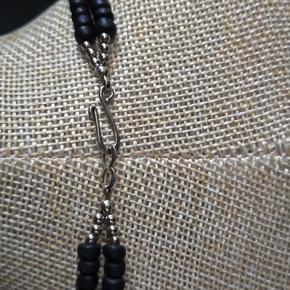 Vintage Necklace. Black Wooden Beads, Safari Animals. Excellent Condition. - Picture 9 of 10